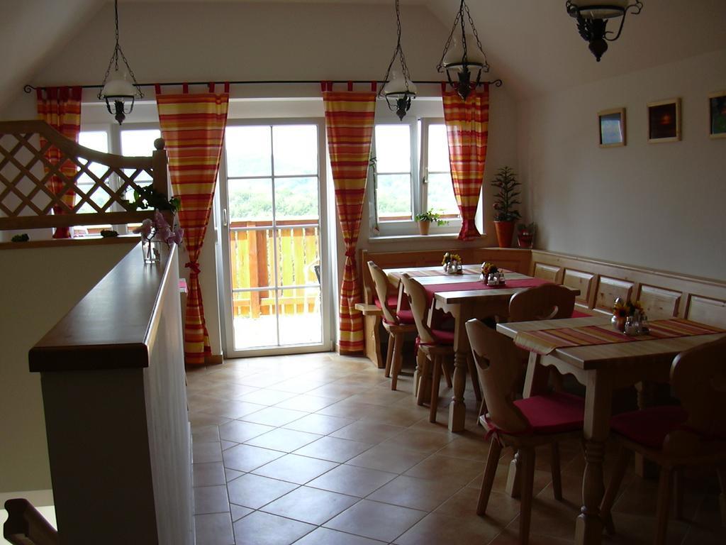 Weingut Gaestezimmer Gruber Ehrenhausen Room photo